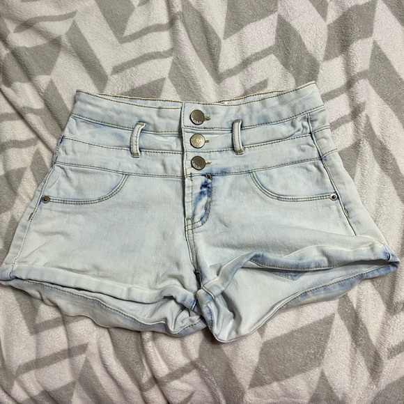 A set of high waisted shorts - Picture 2 of 12